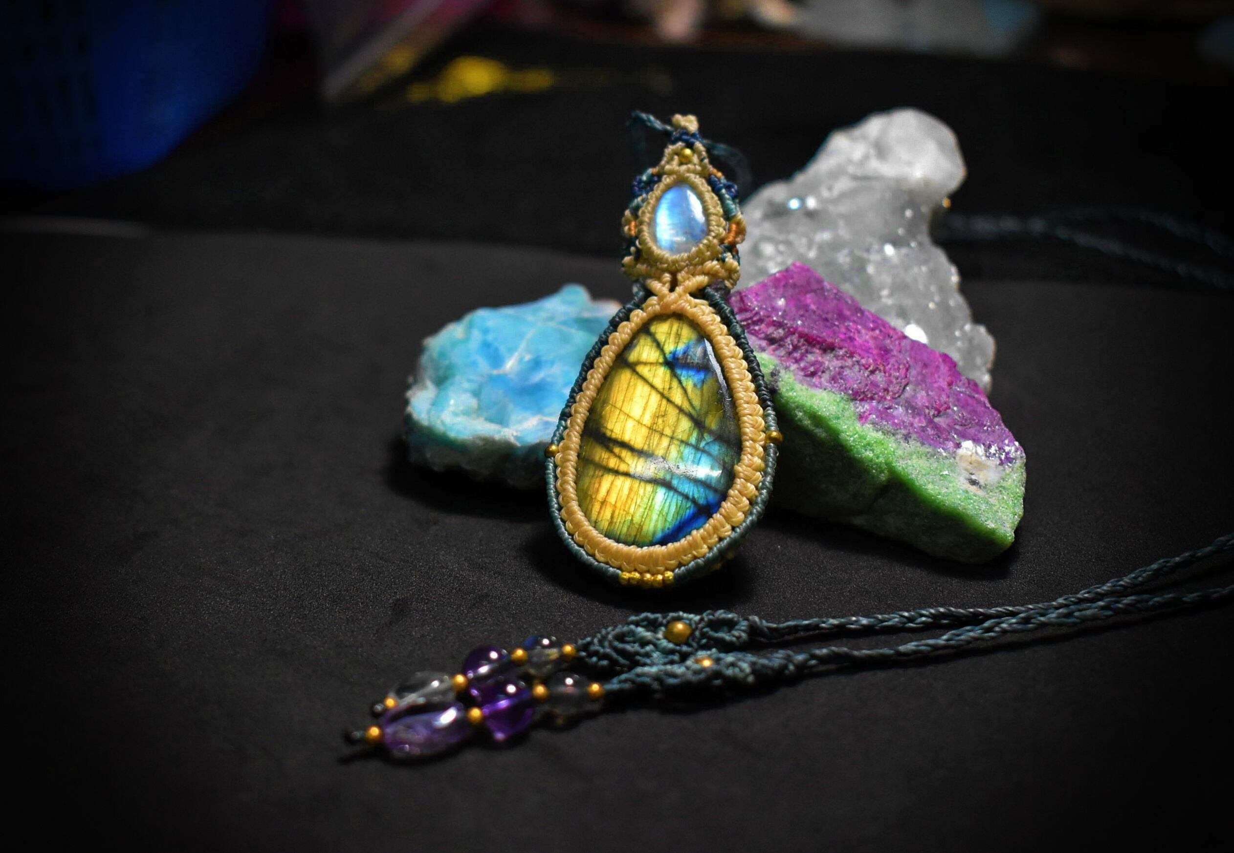 虹色の奇跡★レインボームーンストーン×レインボーラブラドライトマクラメペンダント