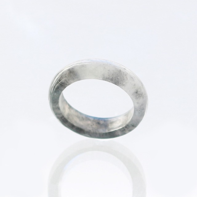 【6号】ブラックカラーの隙間からのぞかせる透明感がシックな装いにピッタリ！くりぬき甲丸リング A貨翡翠 jd_rg1735　