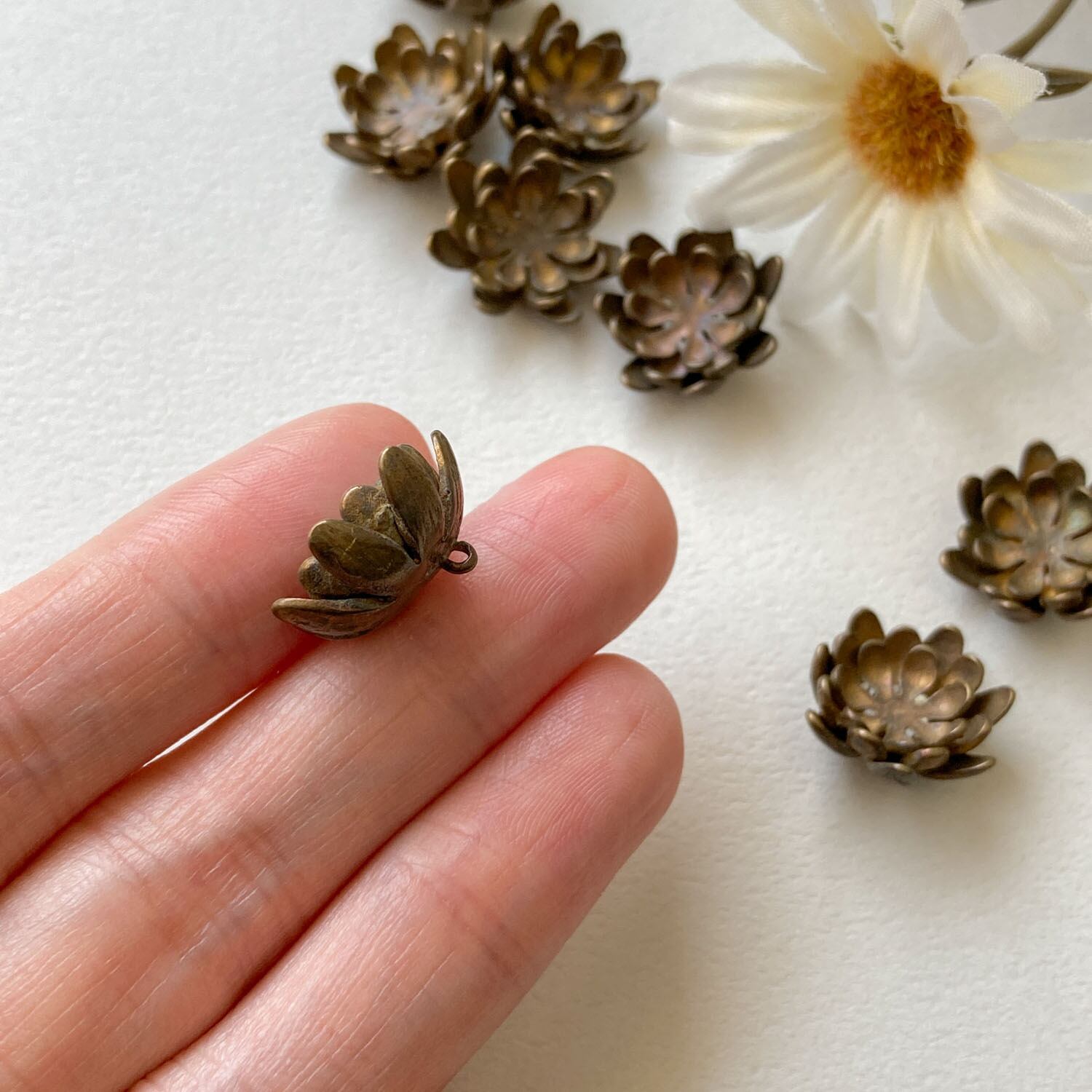 アンティーク風 菊花メタルチャーム | Dua-アクセサリーパーツショップ