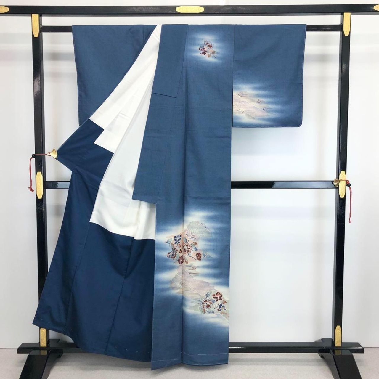 付下げ 品のある花柄模様 暈し 紬 青黛色 しつけ糸 K-3541 | リユース 