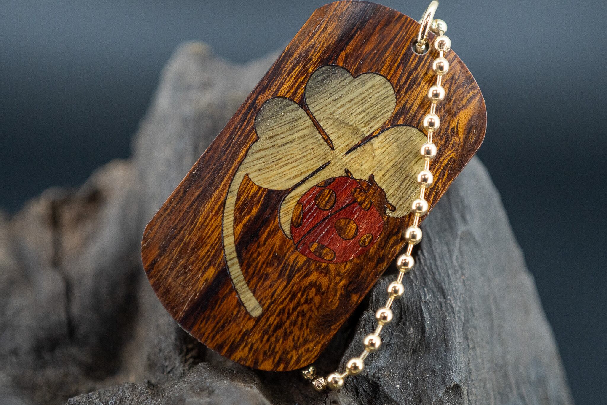 【砂漠の宝石】 デザートアイアンウッド ドッグタグ 象嵌 幸運を運ぶナナホシテントウ