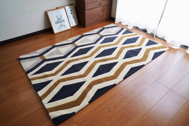 立体的なダイヤ柄とヴィンテージタイルのデザイン_手織りフロアラグ 113×173cm ［80knot］- 交差するラインとモダンな幾何学 -（Type B：ナイトサフラン）