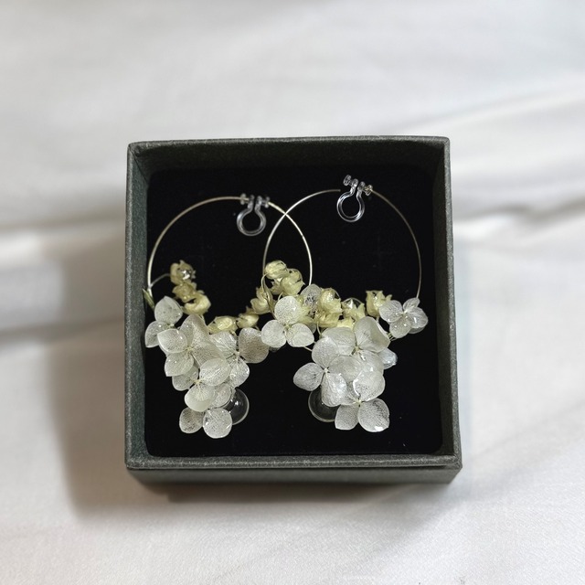 Moonlit Hydrangea Hoops (earring)