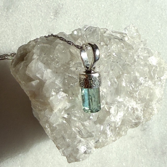 【超美石】アクアマリン　原石　ペンダント　（チェーンつき）　1122