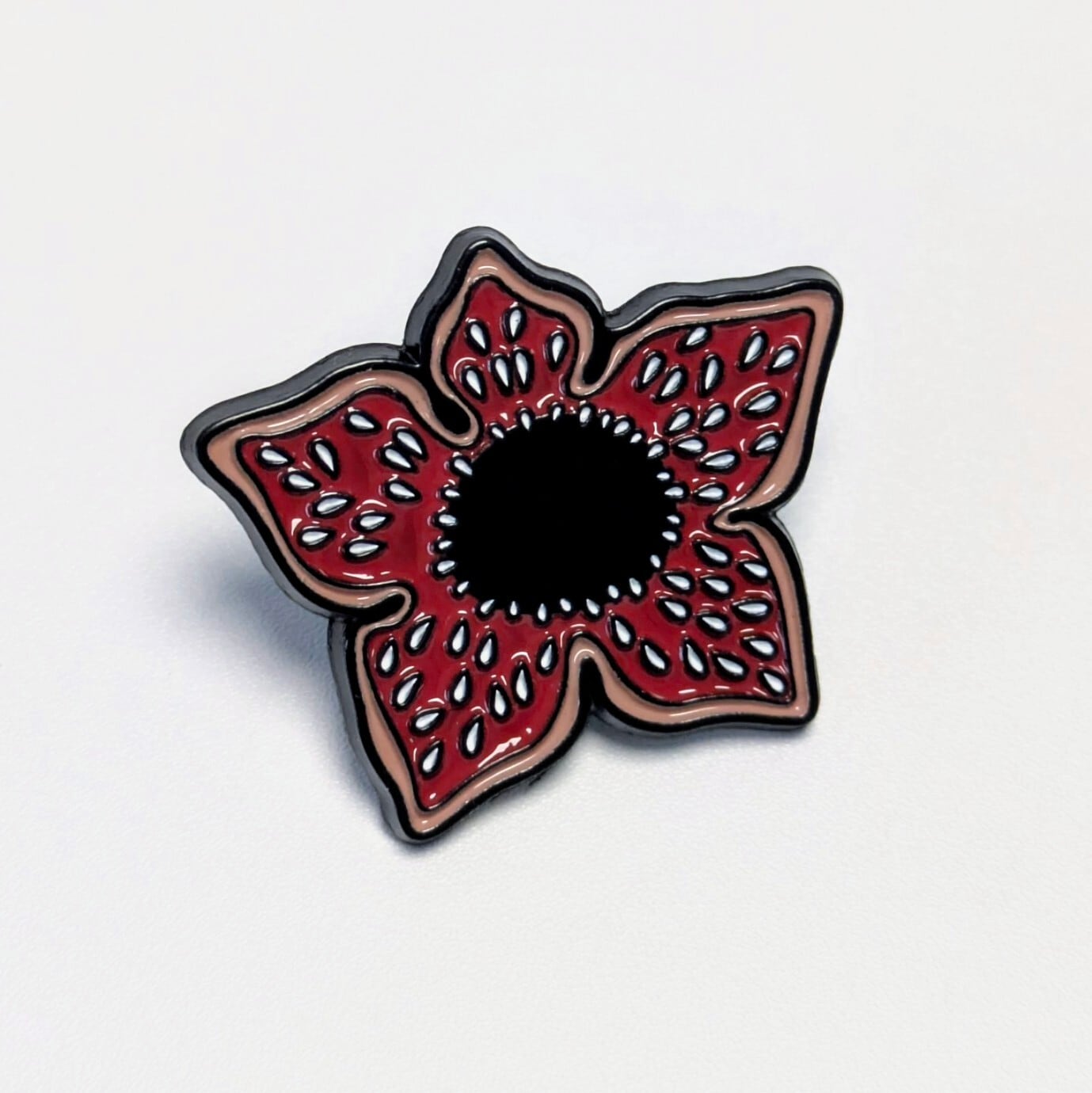 送料無料！ ★ピンズ PINS★ピンバッジ【 Stranger Things ( ストレンジャーシングス ) 】『 Demogorgon 』ピンズ / ピンバッジ  〚アメリカン雑貨 アメトイ〛