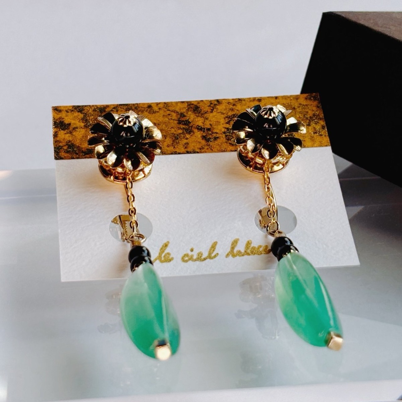 こだわり小花の揺れイヤリング　オニキス　ゴールド