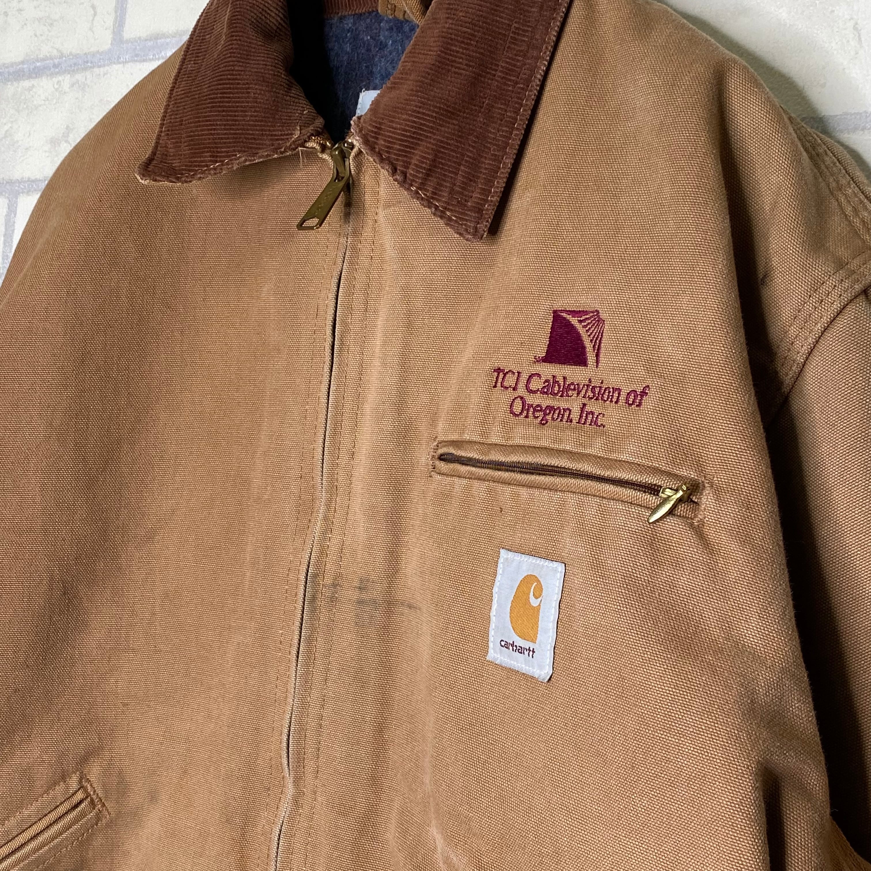 Carhartt デトロイトジャケット L 刺繍入り ブランドタグ 襟 Carhartt デトロイトジャケット L 刺繍入り ブランドタグ 襟