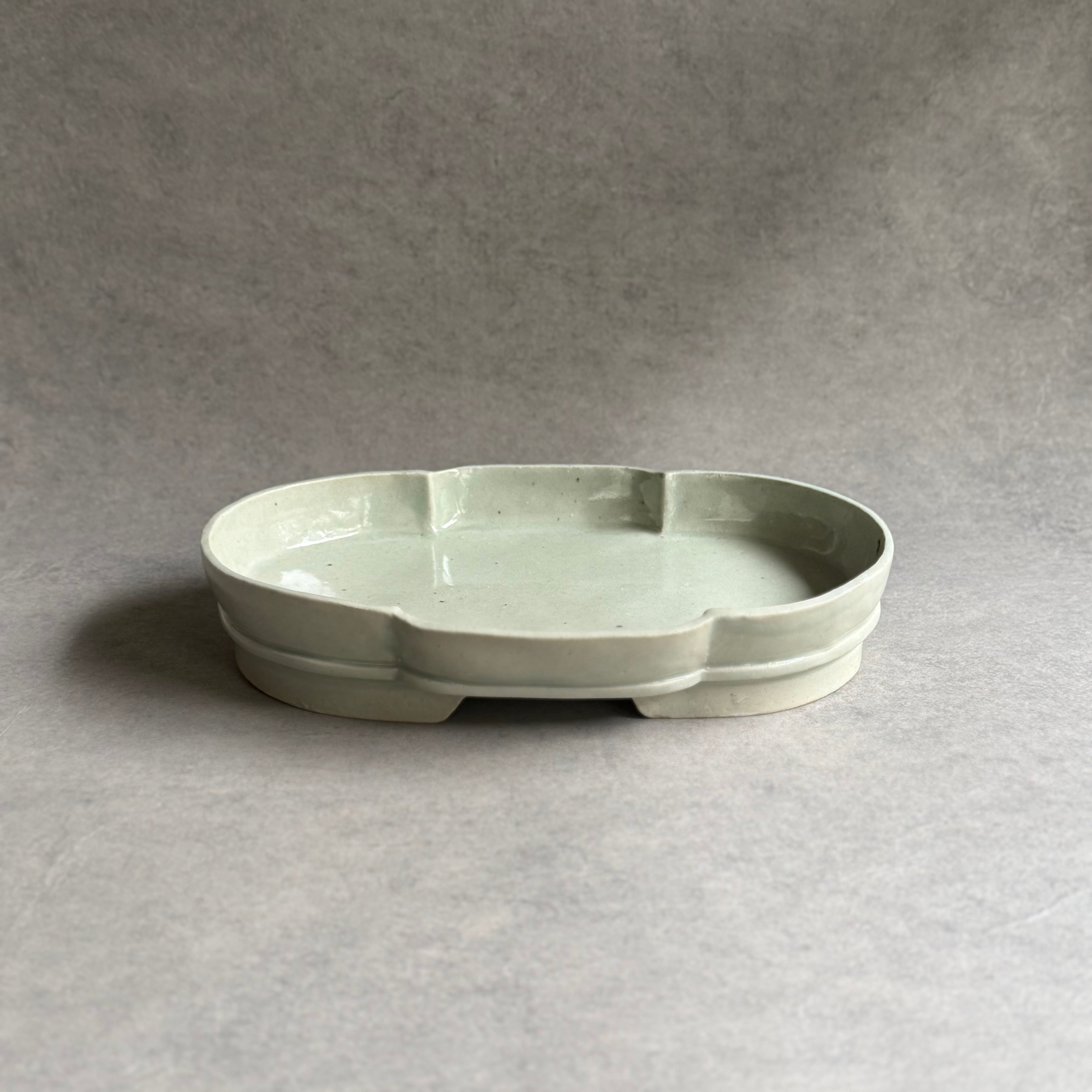 日高伸治 青白磁蓋付薬壺 中 | gallery 一白