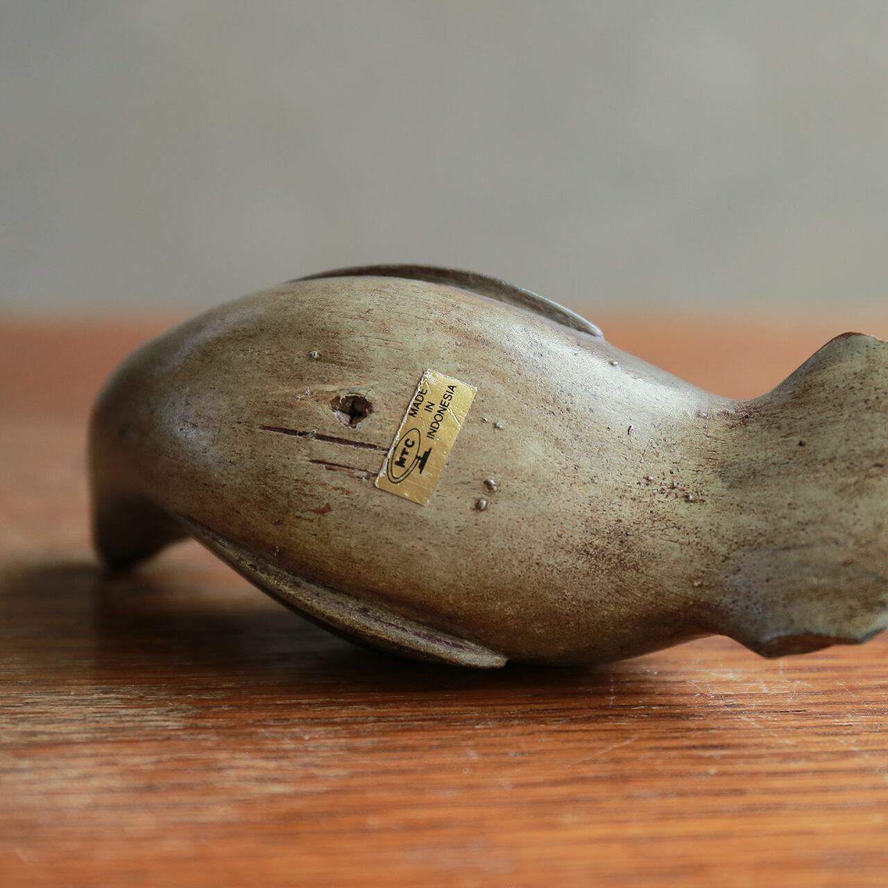 遠くを見つめて微笑む、木彫りのアザラシ 1 | 木と、輝と。| 一点もの