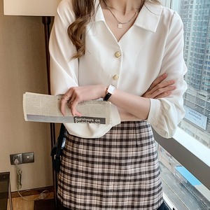 Vネックシャツ ホワイト トップス スリム 細身 ストレート スマート かわいい きれいめ シンプル 大人 上品 おしゃれ 大人可愛い 大人女子 こなれ感 ラフ クール モード系 セクシー エレガント 無地 春 夏 秋 冬 誕生日 謝恩会 二次会 ハロウィン クリスマス バレンタイン レディース 女性用 学生 通学 デート お出かけ 女子会 お泊まり 休日 アウトドア パーティー イベント リゾート 旅行 ホテル レストラン 着回し 普段使い 韓国 韓国系 オルチャン ファッション コーデ スタイル 定番