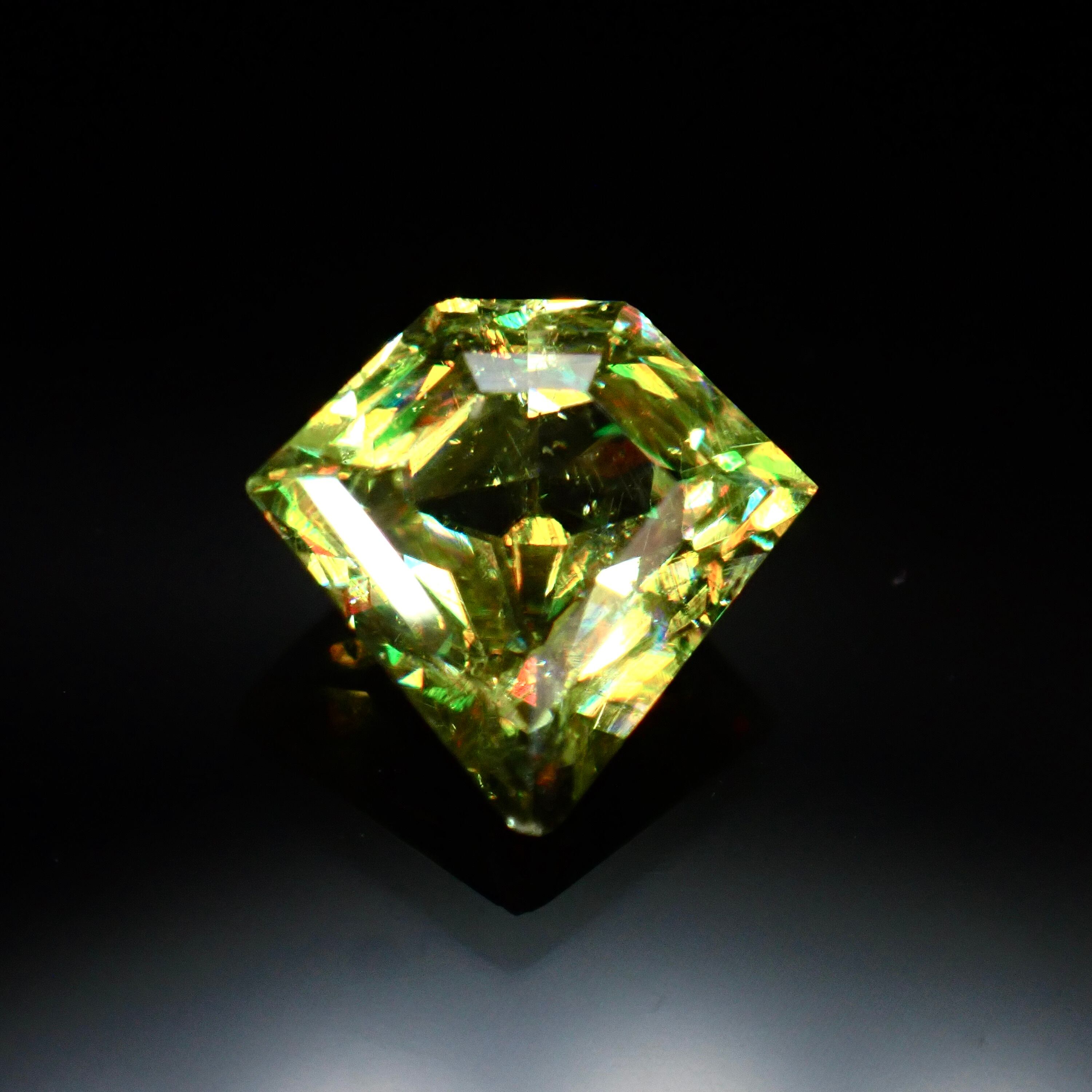 【original cut】贅沢なファイアの煌めき 0.51ct 天然 スフェーン