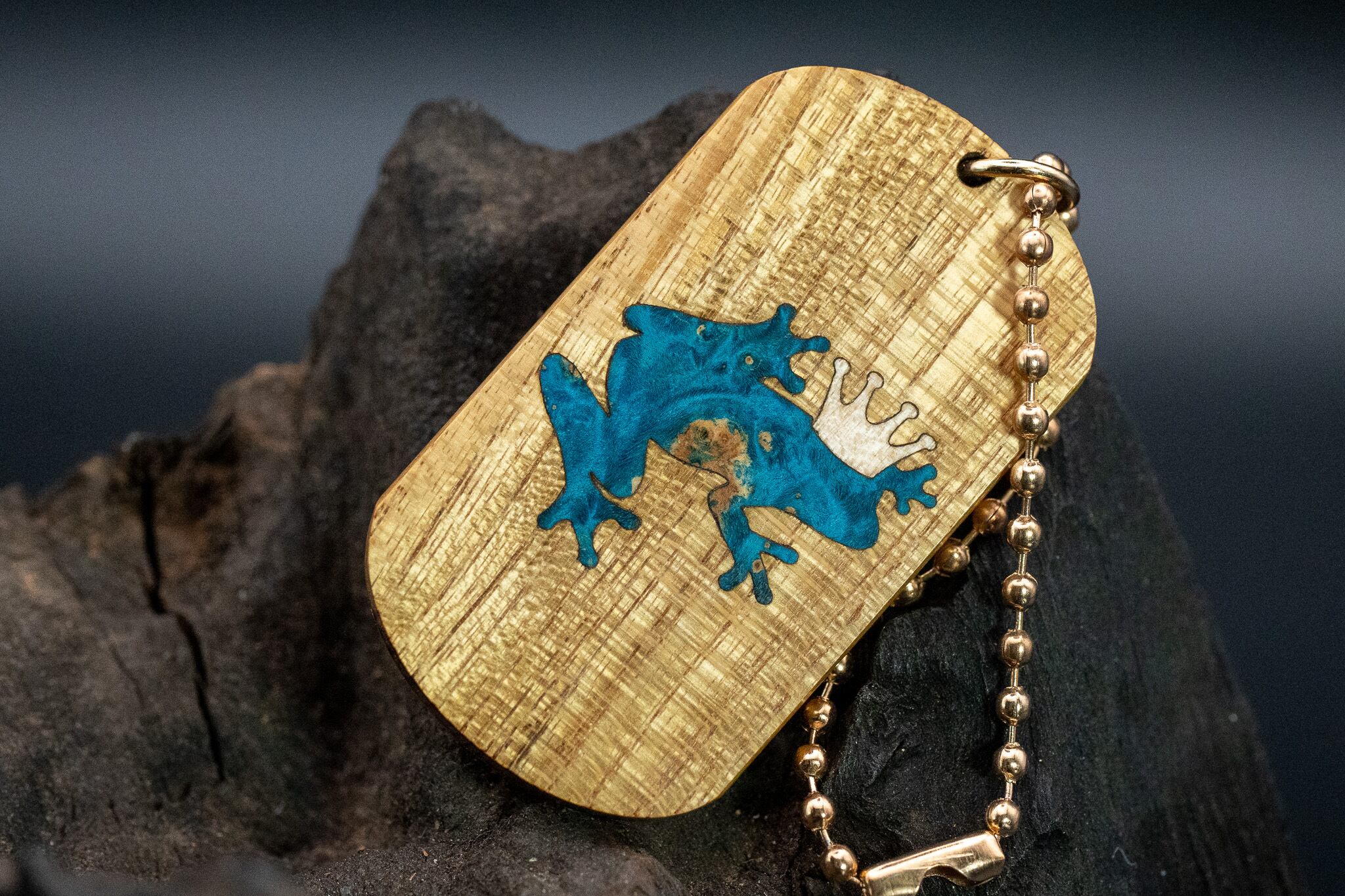 【黄金の木】御蔵島 金桑 ドッグタグ 象嵌 カエルの王様