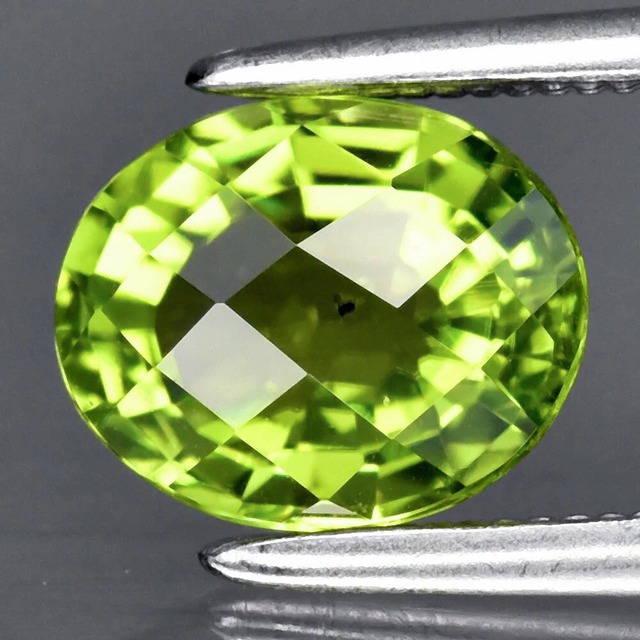 緑色の金のような輝き☆彡 「太陽の石」運気上昇!?  7.7 x 6.3mm VS ミャンマー産 天然 ペリドット 1.59ct ルース オーバル "Golden-Green Sparkle Like Sunlight! 'Stone of the Sun' to Boost Your Luck? | 1.59ct Natural Peridot Oval Loose Gem (VS Clarity, 7.7 x 6.3mm, Myanmar Origin)"
