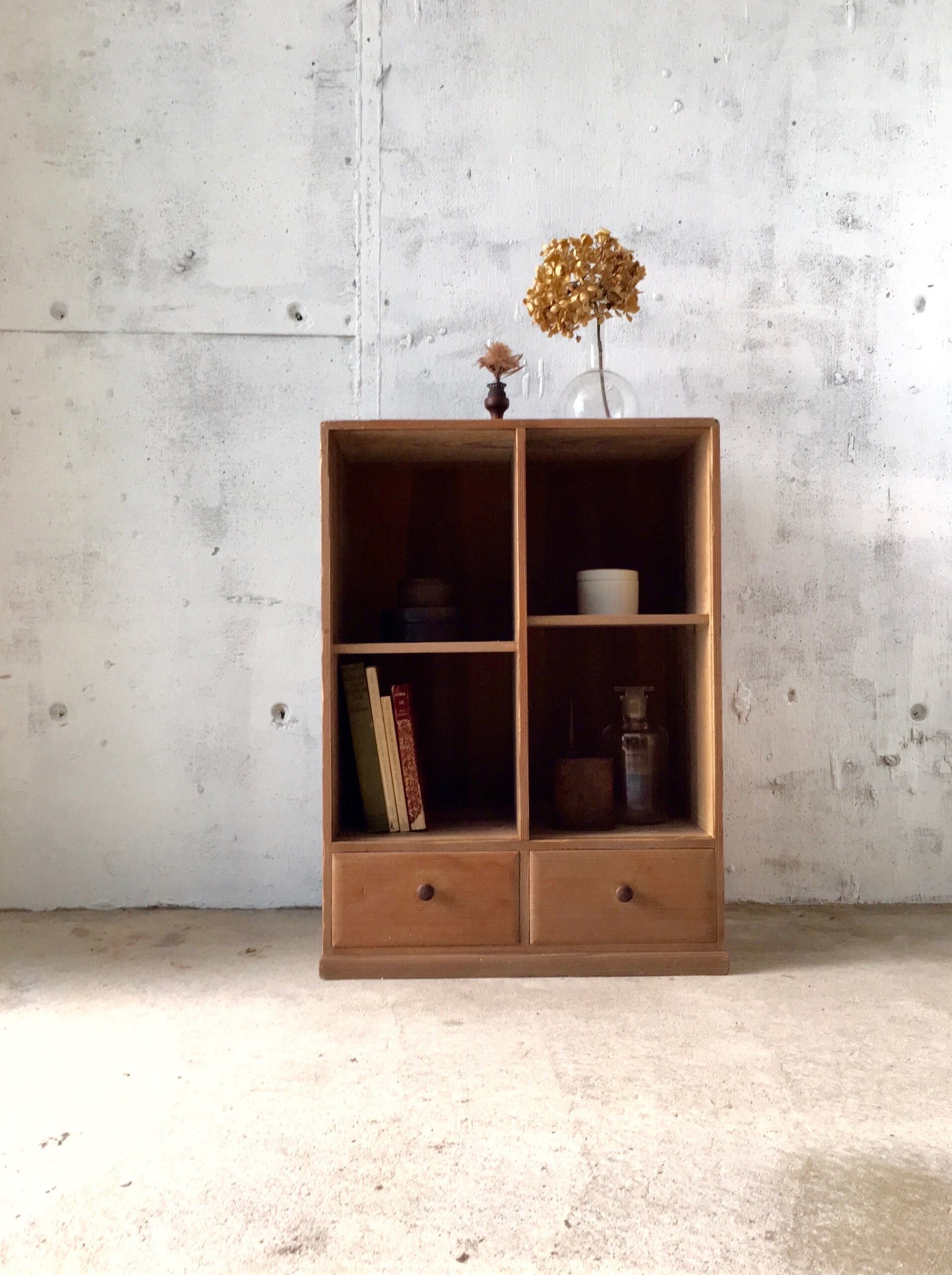 レトロな木の収納棚