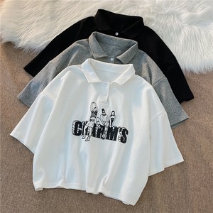 オーバーサイズ 胸ロゴ&イラストプリント トップス ポロシャツ ミディアム丈 五分袖 ドロップショルダー 襟付き フロントボタン かわいい 大人可愛い シンプル カジュアル おしゃれ お洒落 こなれ感 個性的 存在感 インパクト 春 夏 無地 レディース 女性用 ママ 女の子 学生 通学 デート お出かけ 女子会 休日 普段使い 重ね着 着回し 韓国風 オルチャン ファッション コーデ スタイル 体系カバー M L XL 大きめ ゆったり ゆる サイズ 白 ホワイト 黒 ブラック 灰色 グレー カラバリ