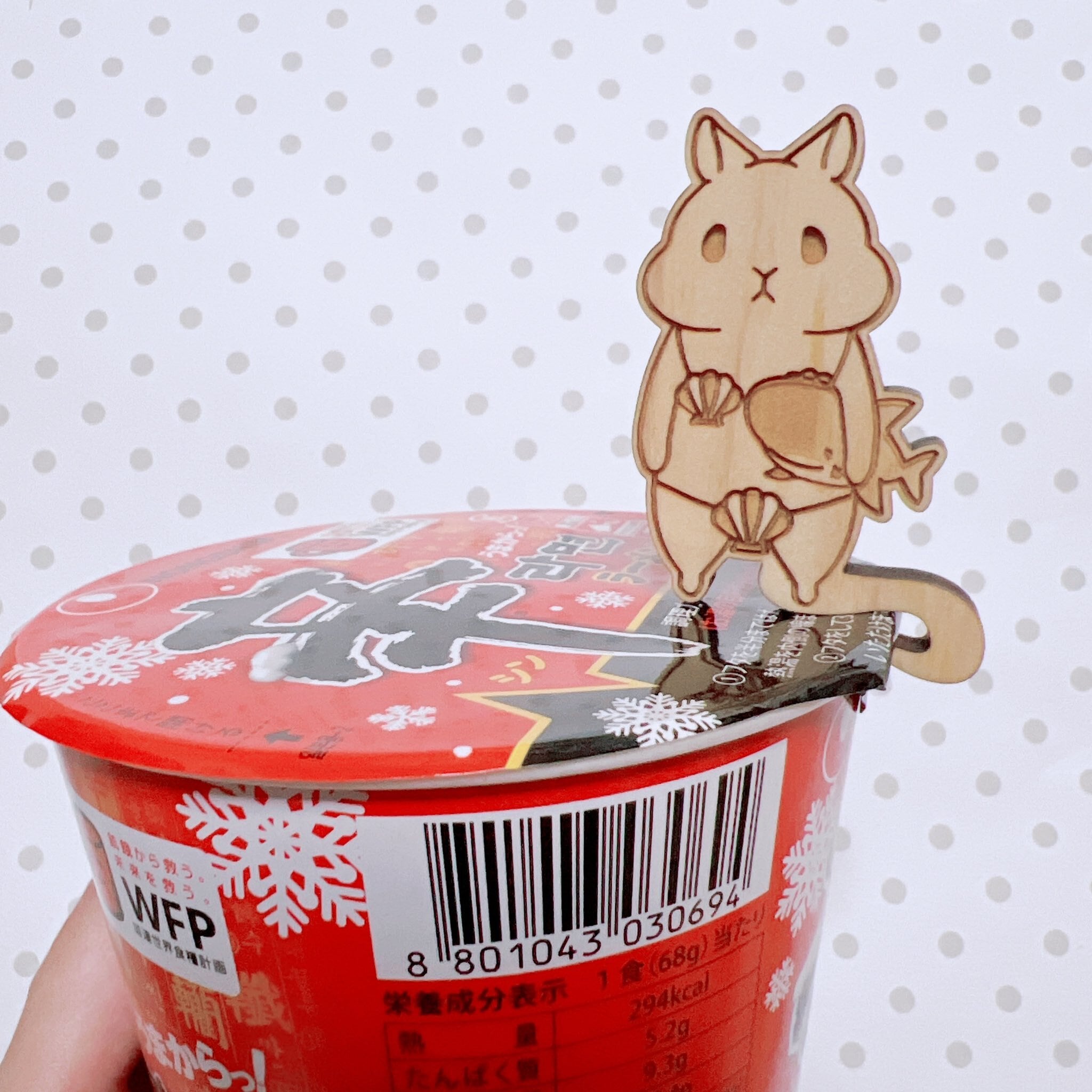 ラーメンの蓋を閉じるウッサ氏_コラボ