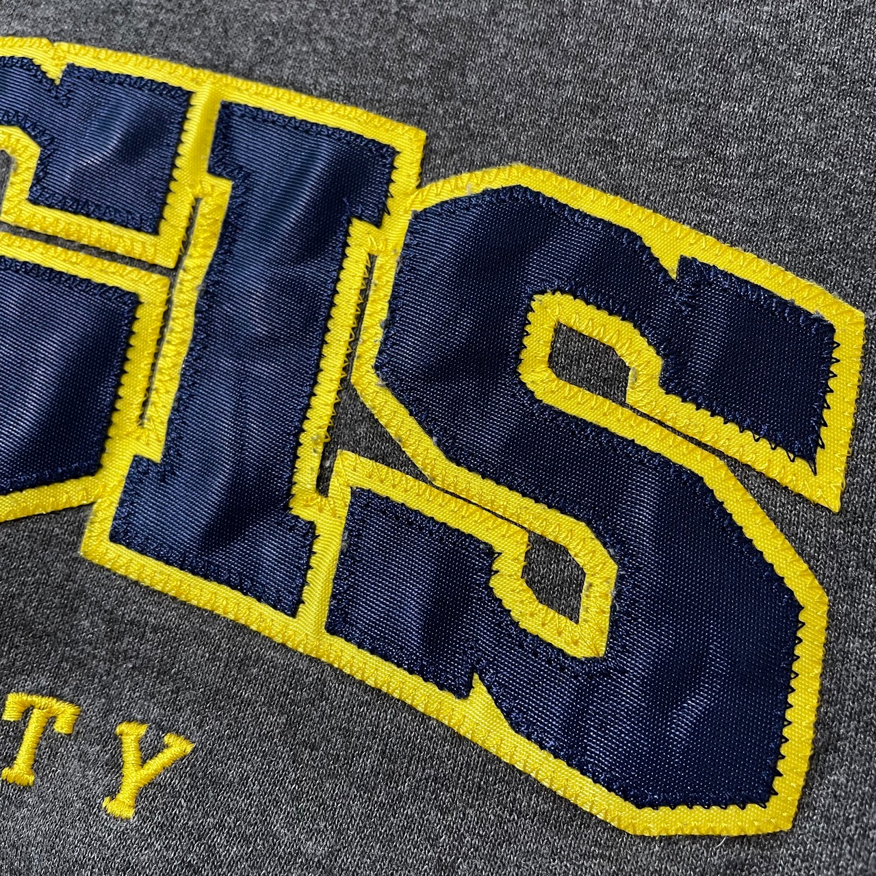 【champion】カレッジ レジス大学 REGIS UNIVERSITY スウェット パーカー フーディー 刺繍ロゴ  S チャンピオン US古着
