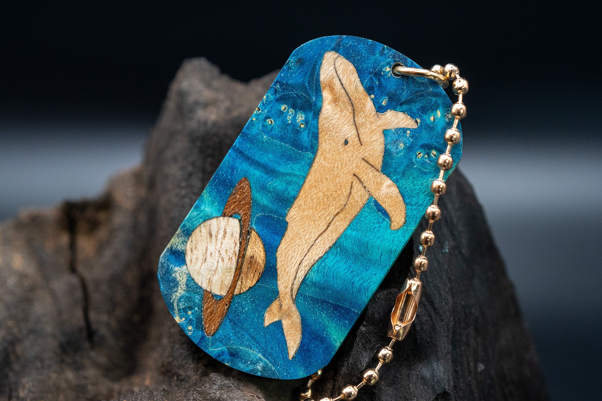 スタビライズウッド メープルバール ドッグタグ 象嵌 勇魚と惑星