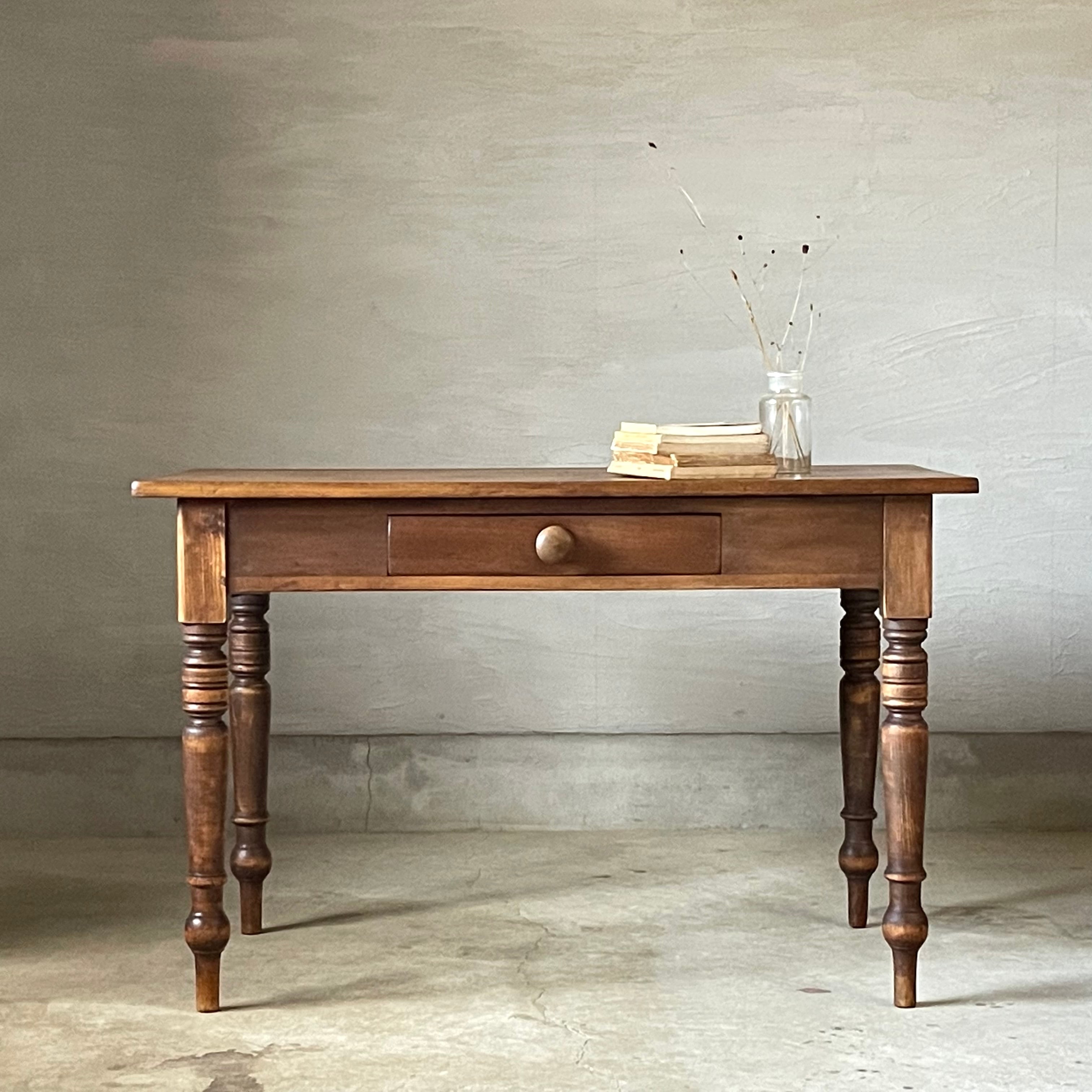 ろくろ脚のテーブル