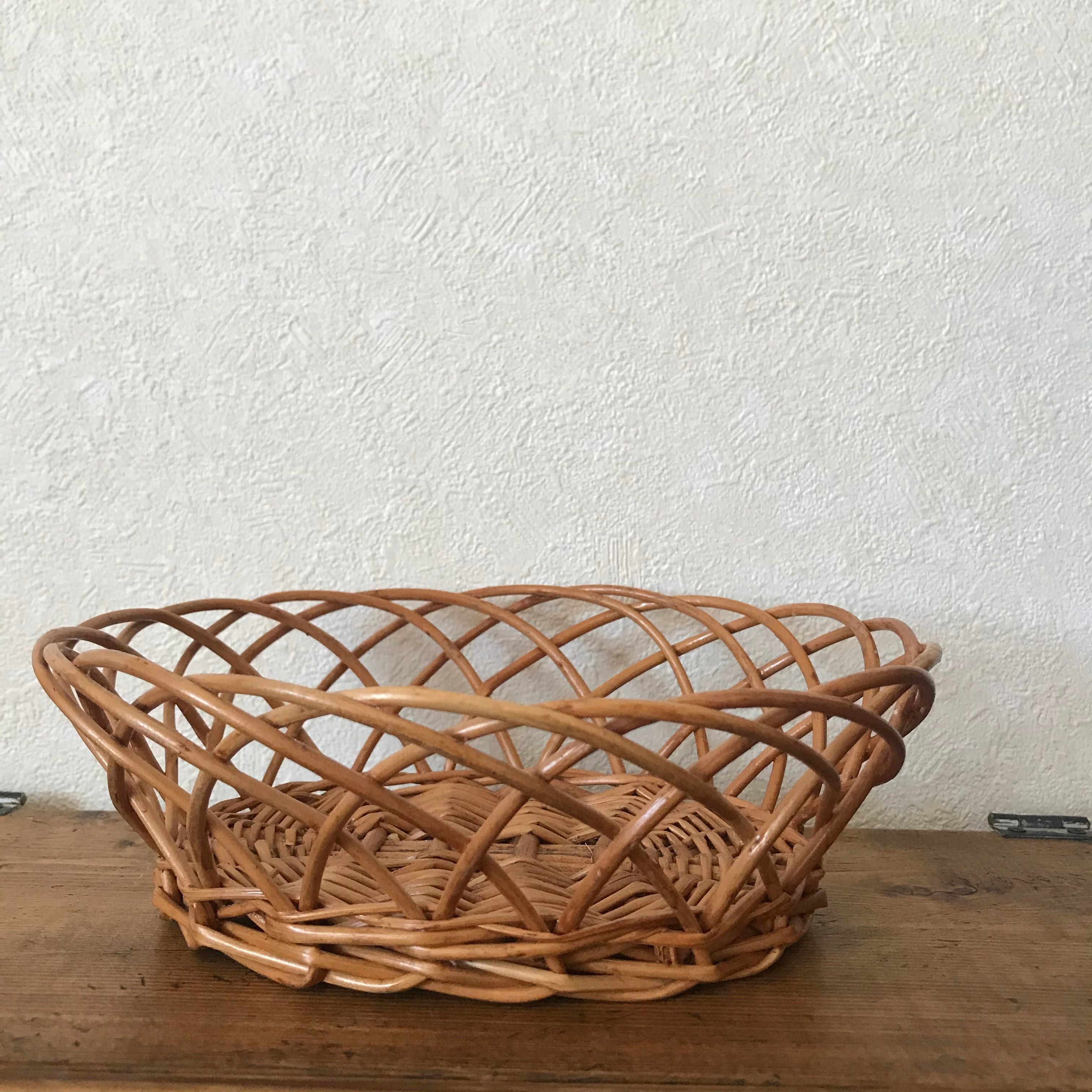 波のような編みカゴ