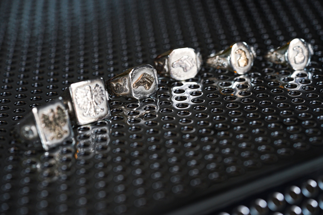R-090 Square signet ring horsetail (SV hose)