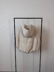 【予約1週間】フーディーマットファイバーダウンvest/エクリュ