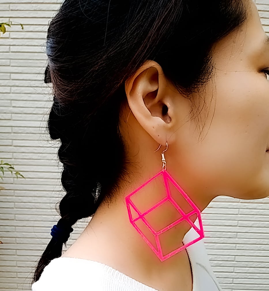 立体ボックス 派手派手ボックス ピアス イヤリング ネオンカラー ネオンピンク 立方体 幾何学 だまし絵 おもしろアクセサリー 個性派 派手 ダンス イベント フェス 発表会 ステージ