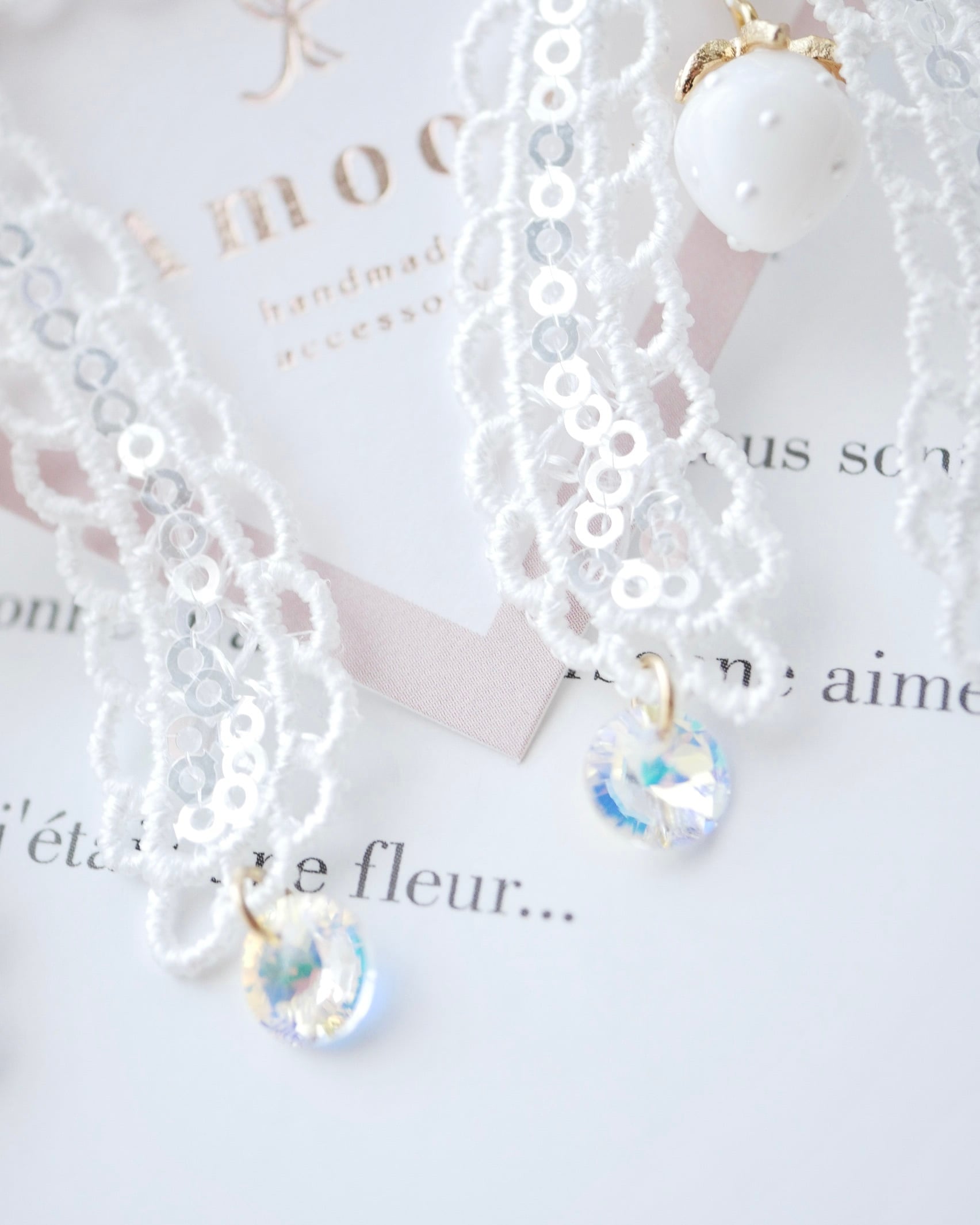8614 フェミニンレースリボンビジューピアス/イヤリング | Amooo