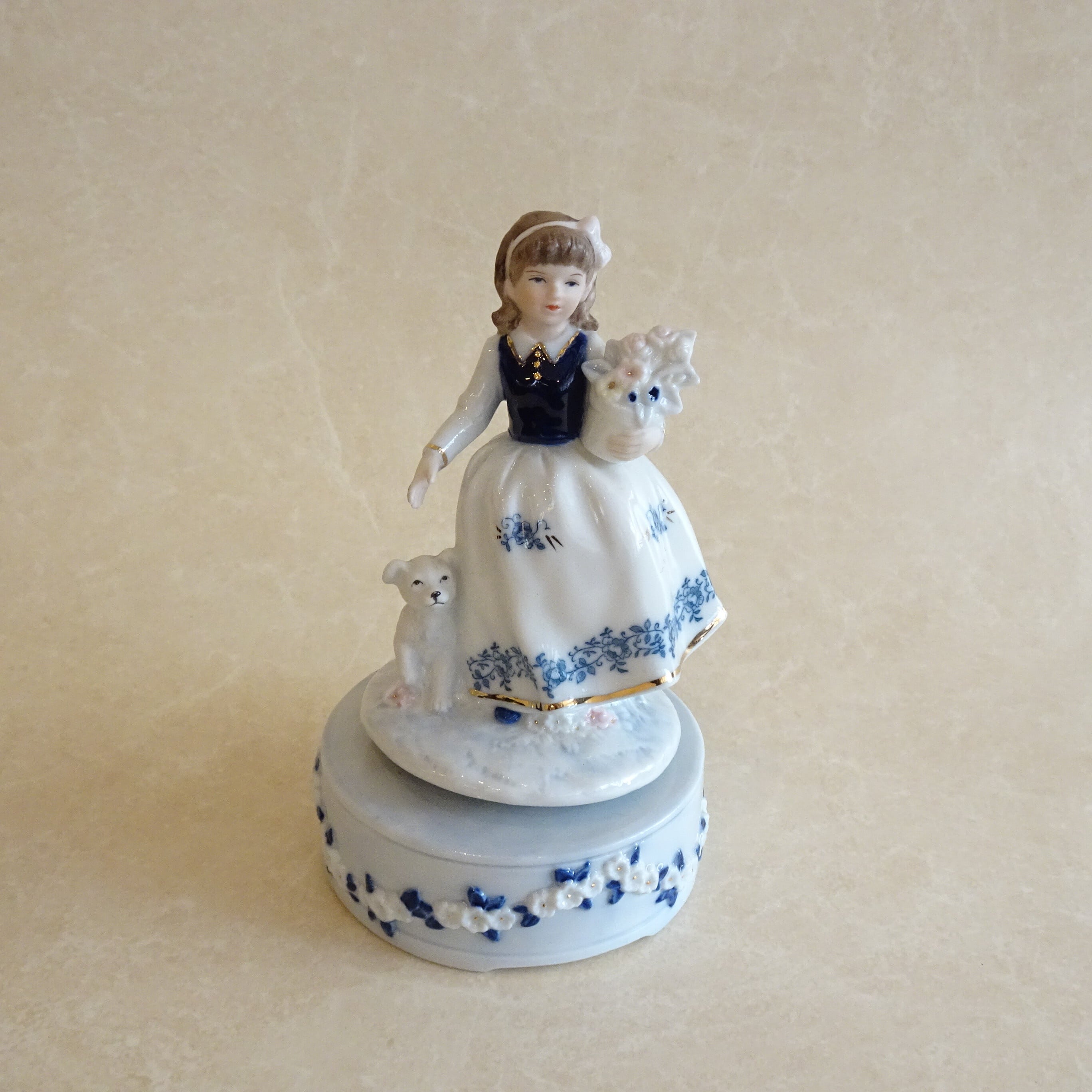 犬とよりそう女の子のオルゴール