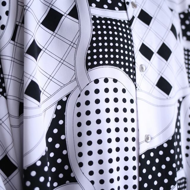 "黒×白" multi art pattern XXXX over size box silhouette shirt