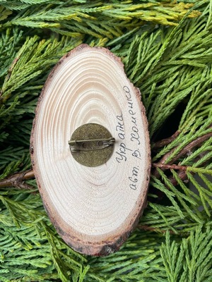 ウクライナ伝統絵画 ペトリキウカ塗り 木製ブローチ（ホメンコ作）