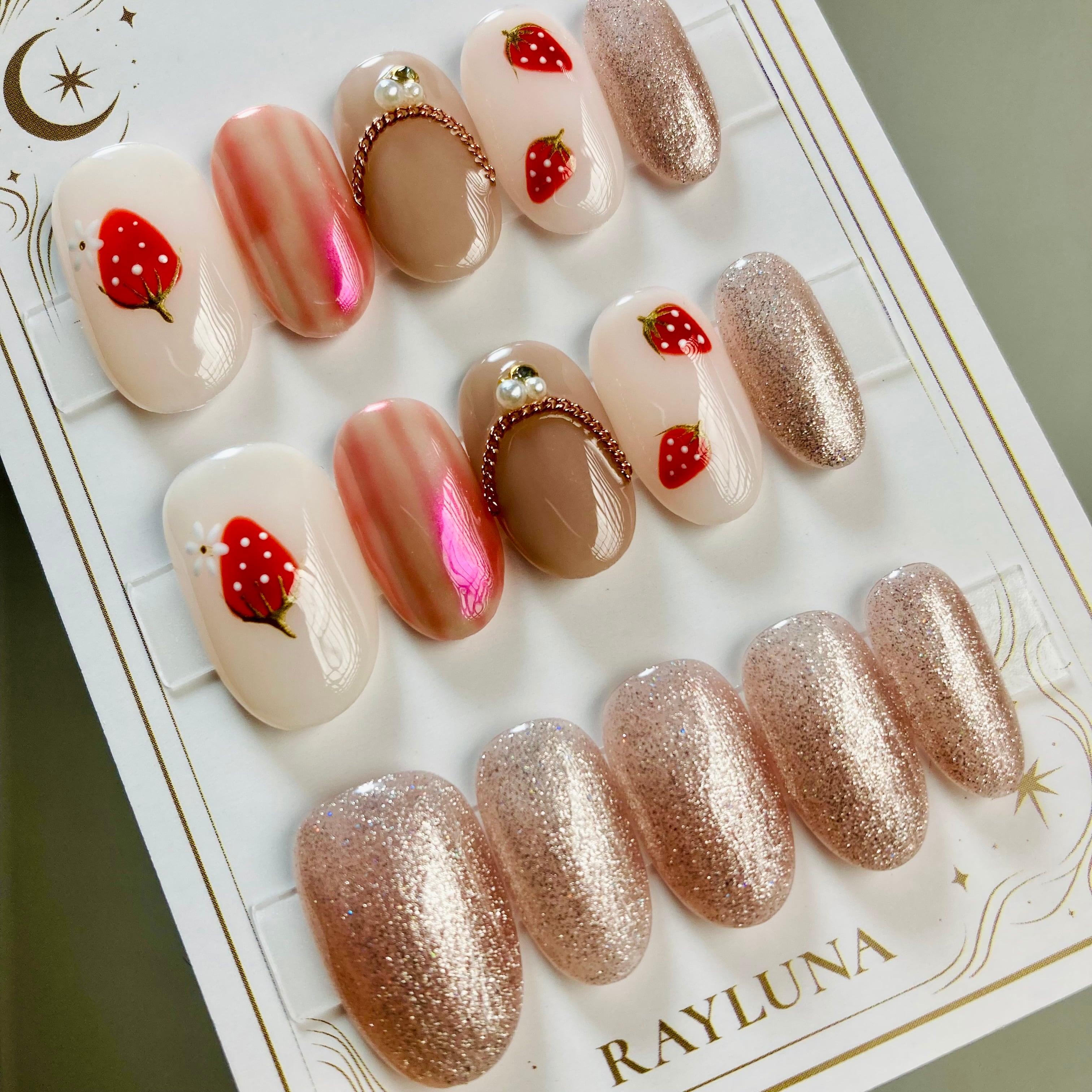 【#958】おとないちごみるくチップ 繰返し使える15枚セット【プレミアム】ネイルチップ/ピンク、苺モチーフ/ミディアム オーバル /XY518