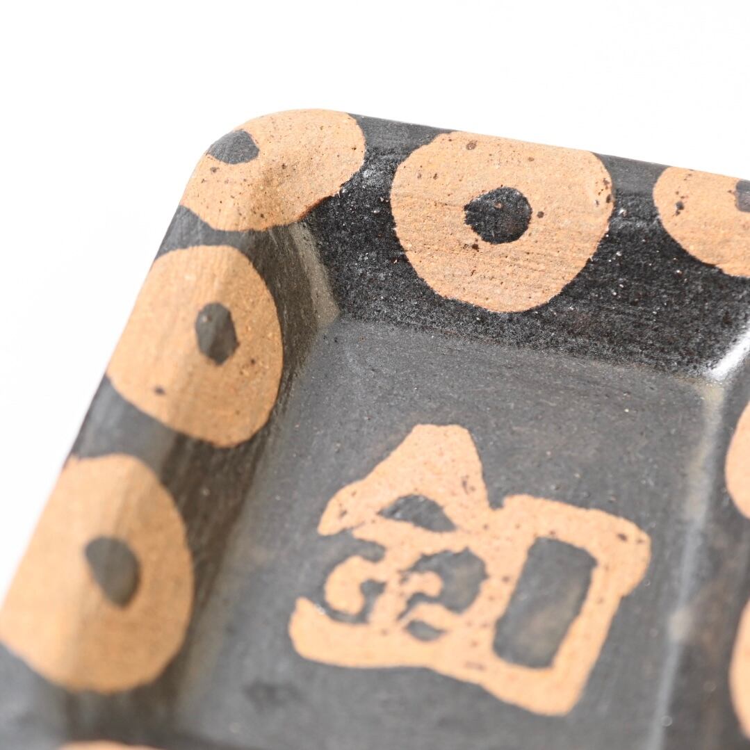 工房十鶴 x BW 30th企画 やちむん オリジナル釦ロゴ角皿 | Button