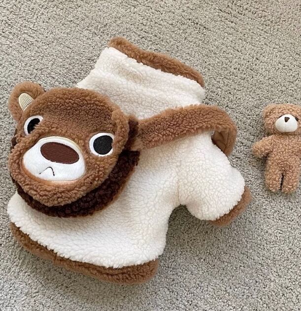 ドッグ 犬 小型犬 室内着 コート バッグ バックパック セット スリム ストレート 袖付き クマ もこもこ アニマル ぬくぬく ふわふわ キャラクター かわいい カジュアル おしゃれ レトロ ラフ ボーイッシュ スポーティー 個性的 モダン 主役級 存在感 ラブリー キュート アメリカン 無地 秋 冬 ロングシーズン 秋服 冬服 男の子 女の子 成犬 お出かけ 公園 休日 庭 ガーデン 朝 散歩 ウォーキング お揃い コーデ 暖かい インスタ映え XS S M L XL