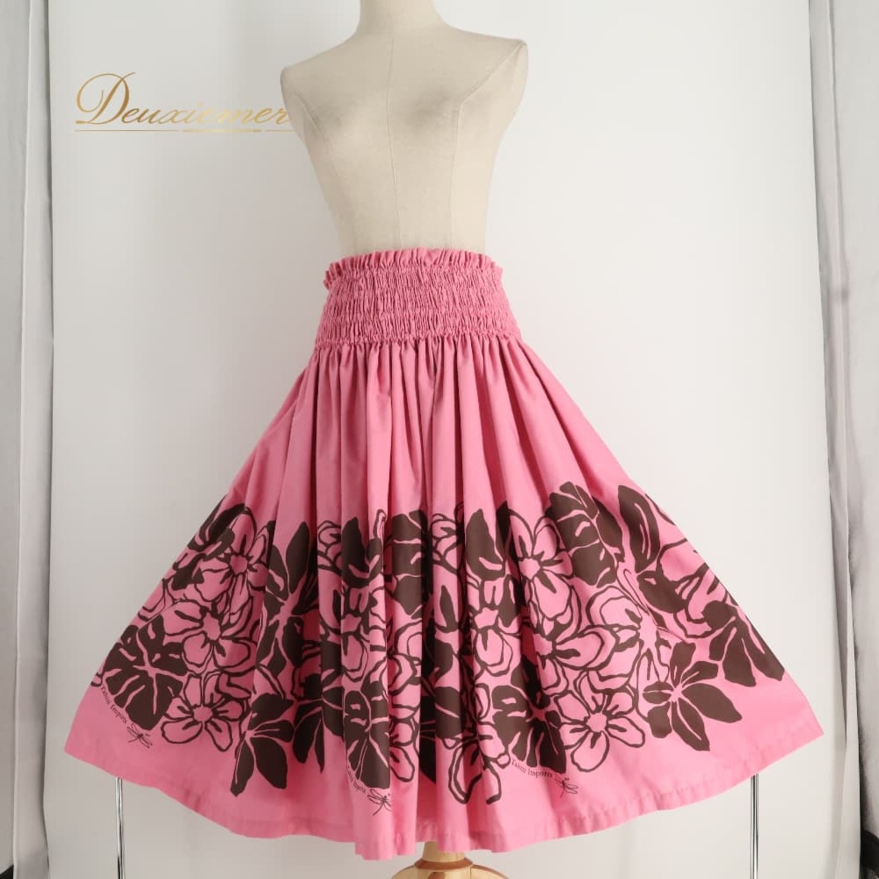 フラダンス 衣装 TAHITI IMPORTS タヒチインポーツ Muu Muu Mama パウスカート フラダンス ピンク系 花柄 植物柄 モンステラ柄 ハワイアンプリント ハワイアン アロハ フラ ダンス レッスン 練習 ハワイアンダンス ブラウン系 ピンク 茶 シングル スカート 華やか 鮮やか かわいい おしゃれ