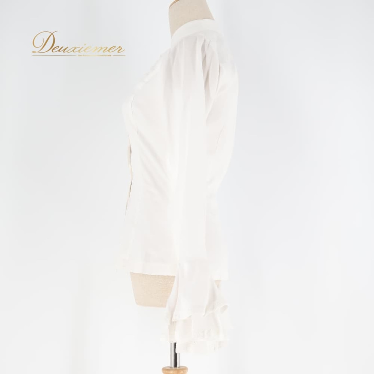 フラメンコ 衣装 トップス ブラウス ホワイト系 ゴールド系 白 金 ダンス パーティ 発表会 フリル おしゃれ エレガント ボタン フリルブラウス フロントボタン エレガントブラウス 上品 大人可愛い ダンス衣装 舞台衣装 発表会衣装 演奏会 フェミニン