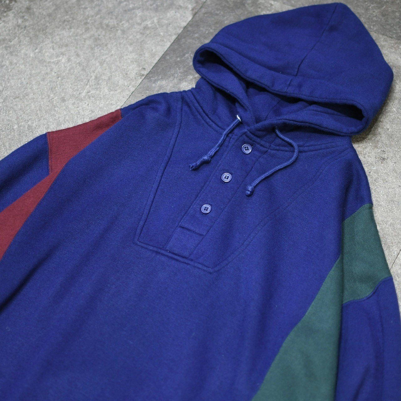 switching design 3 tone henry neck hoodie