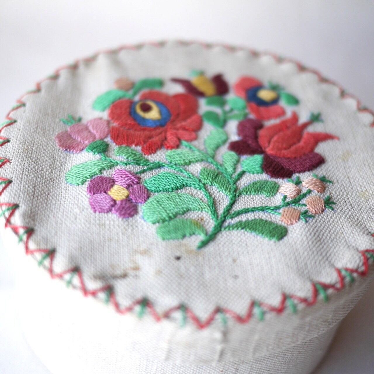 マチョー刺繍の箱 生成り ハンガリー | こりすのパン屋Base店 （世界の