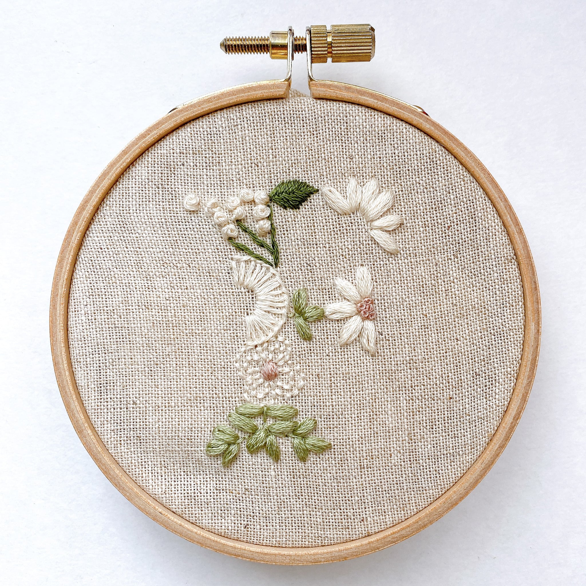 植物感じるイニシャル刺繍の図案データ　F