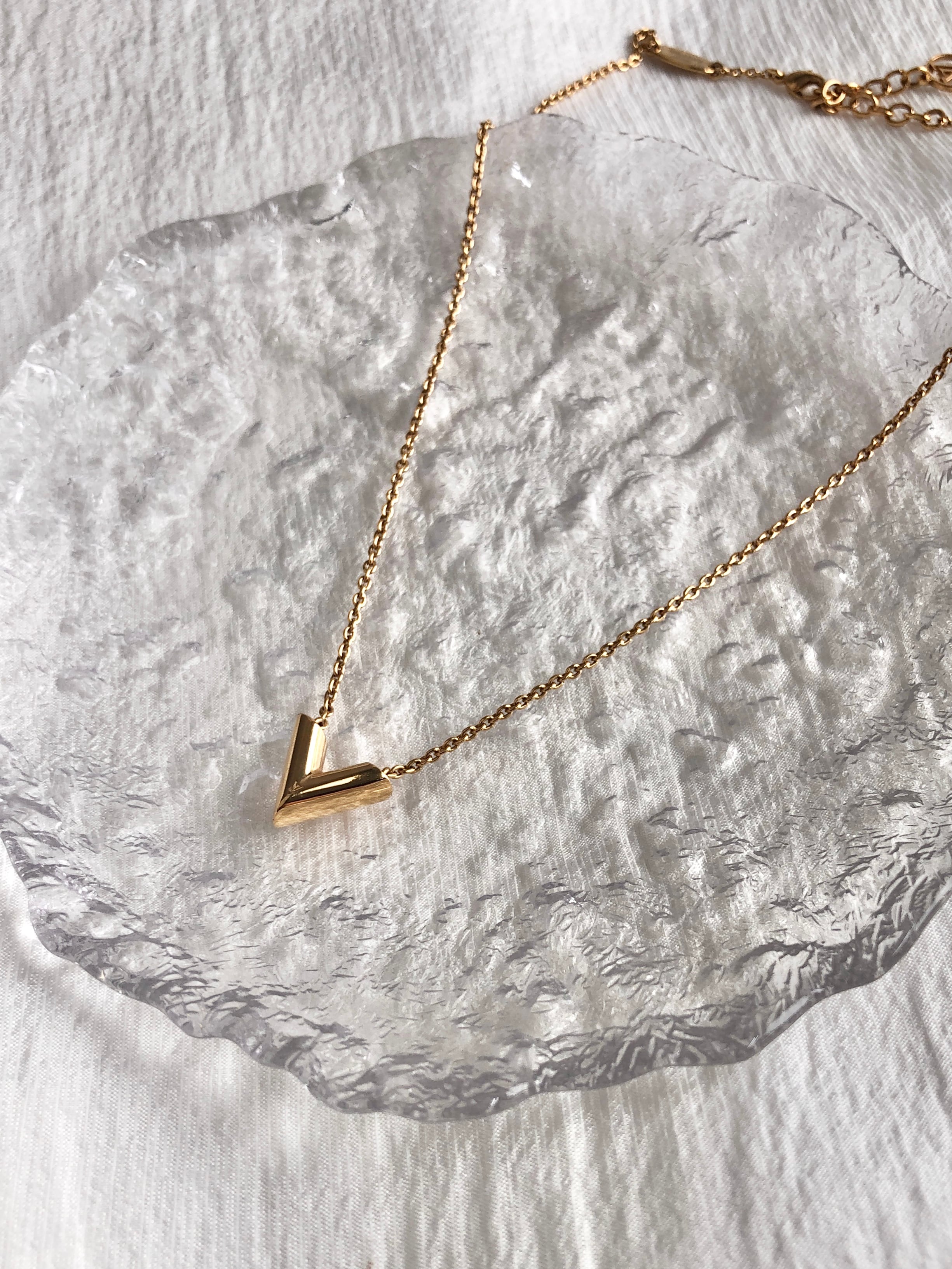 LOUIS VUITTON ルイヴィトン エッセンシャルV ネックレス ゴールド