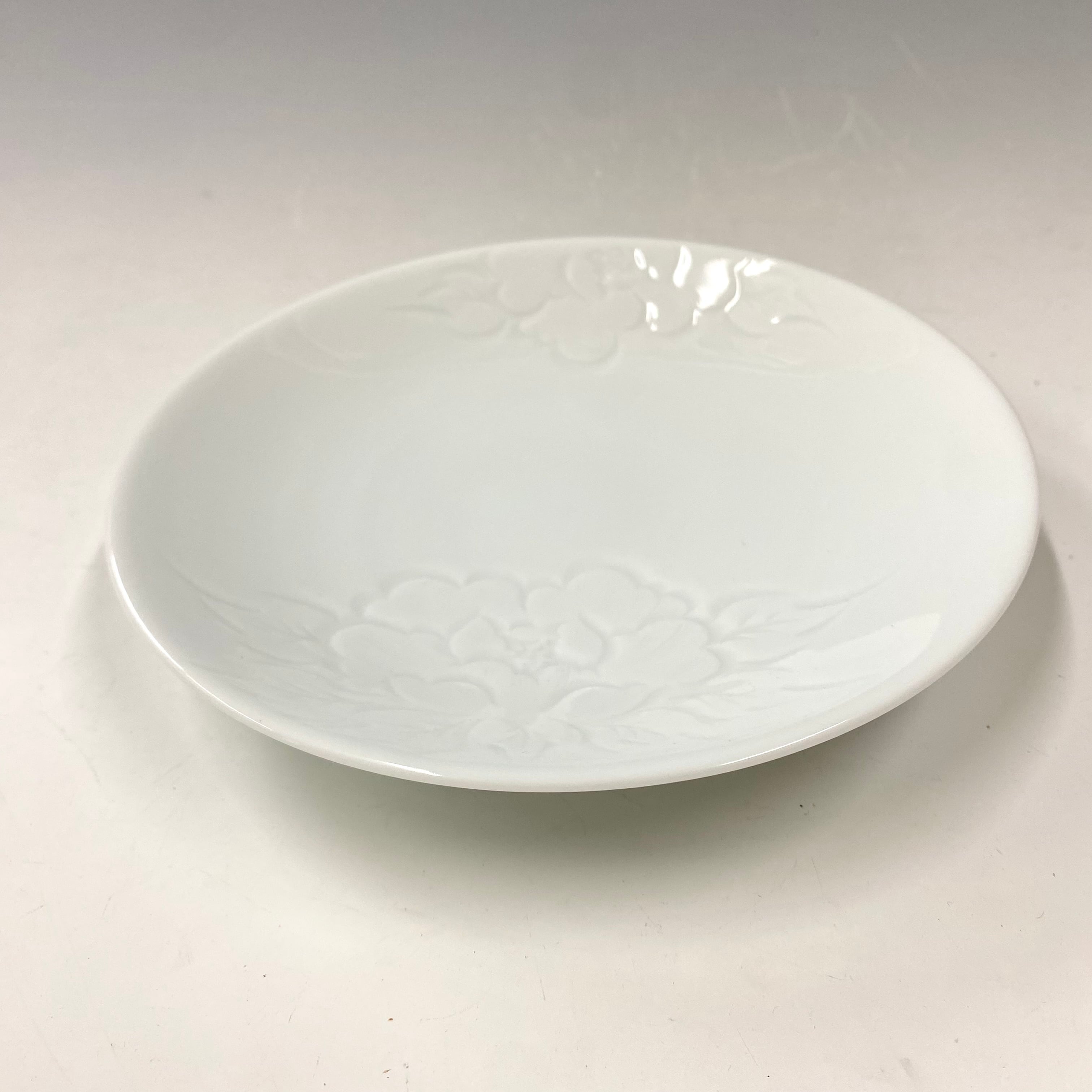 名工　中尾恭純作　白磁牡丹文皿立付き 27a734c24e9b611209b452eb2a63f1 工芸品