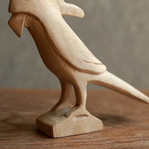 ロックな頭でごきげんな、木製の鳥