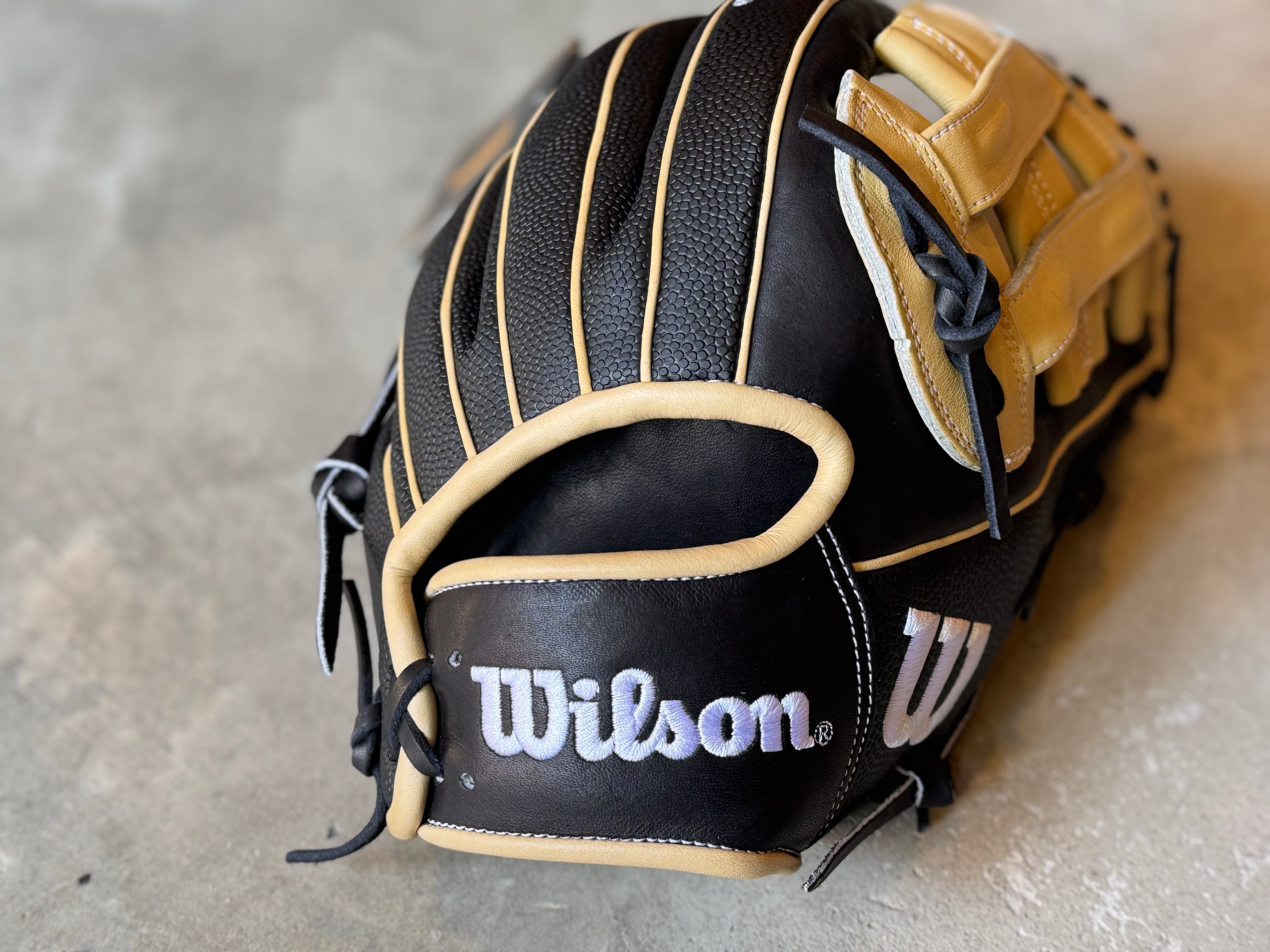 2025年限定モデル The Wannabe Hero DW5型【Wilson】軟式用グラブ