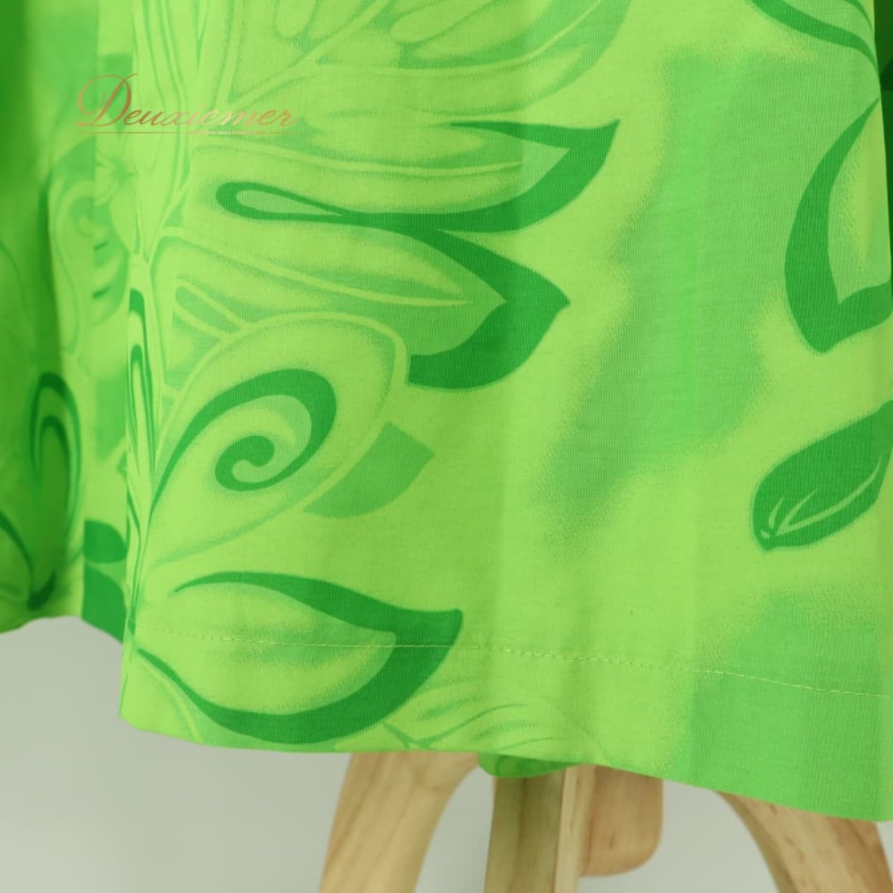 フラダンス 衣装 Lei Aloha レイアロハ ワンピース ドレス グリーン系 プルメリア柄 モンステラ柄 タロリーフ柄 花柄 植物柄 フリル ハワイアンプリント ハワイアン アロハ フラ ダンス レッスン 練習 ハワイアンダンス 黄緑 緑 フレアスカート 華やか 鮮やか かわいい おしゃれ
