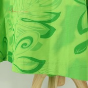フラダンス 衣装 Lei Aloha レイアロハ ワンピース ドレス グリーン系 プルメリア柄 モンステラ柄 タロリーフ柄 花柄 植物柄 フリル ハワイアンプリント ハワイアン アロハ フラ ダンス レッスン 練習 ハワイアンダンス 黄緑 緑 フレアスカート 華やか 鮮やか かわいい おしゃれ