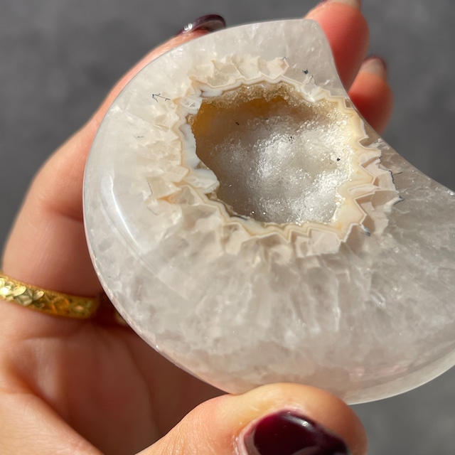 ブラジル産 アゲートムーン｜ドゥルージー入り・ブラックライトで反応する瑪瑙