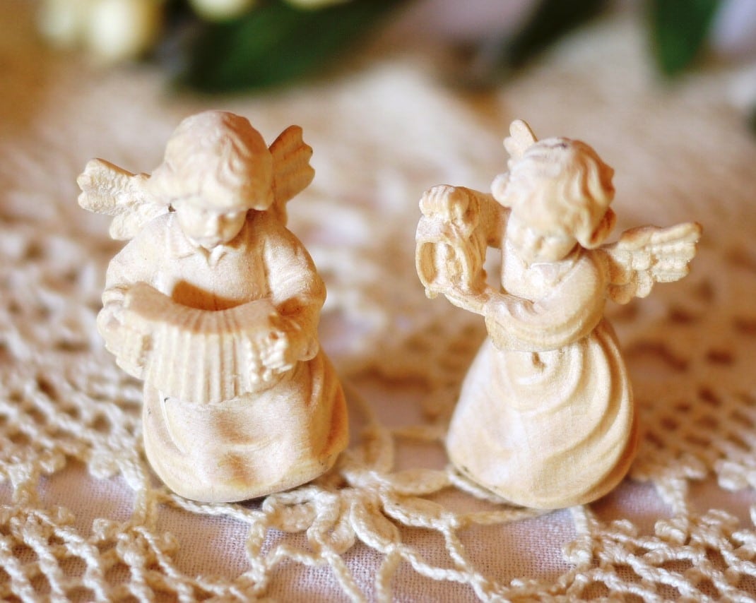 木彫りの小さい天使二人 ドイツ ヴィンテージ 木工カービング 白木