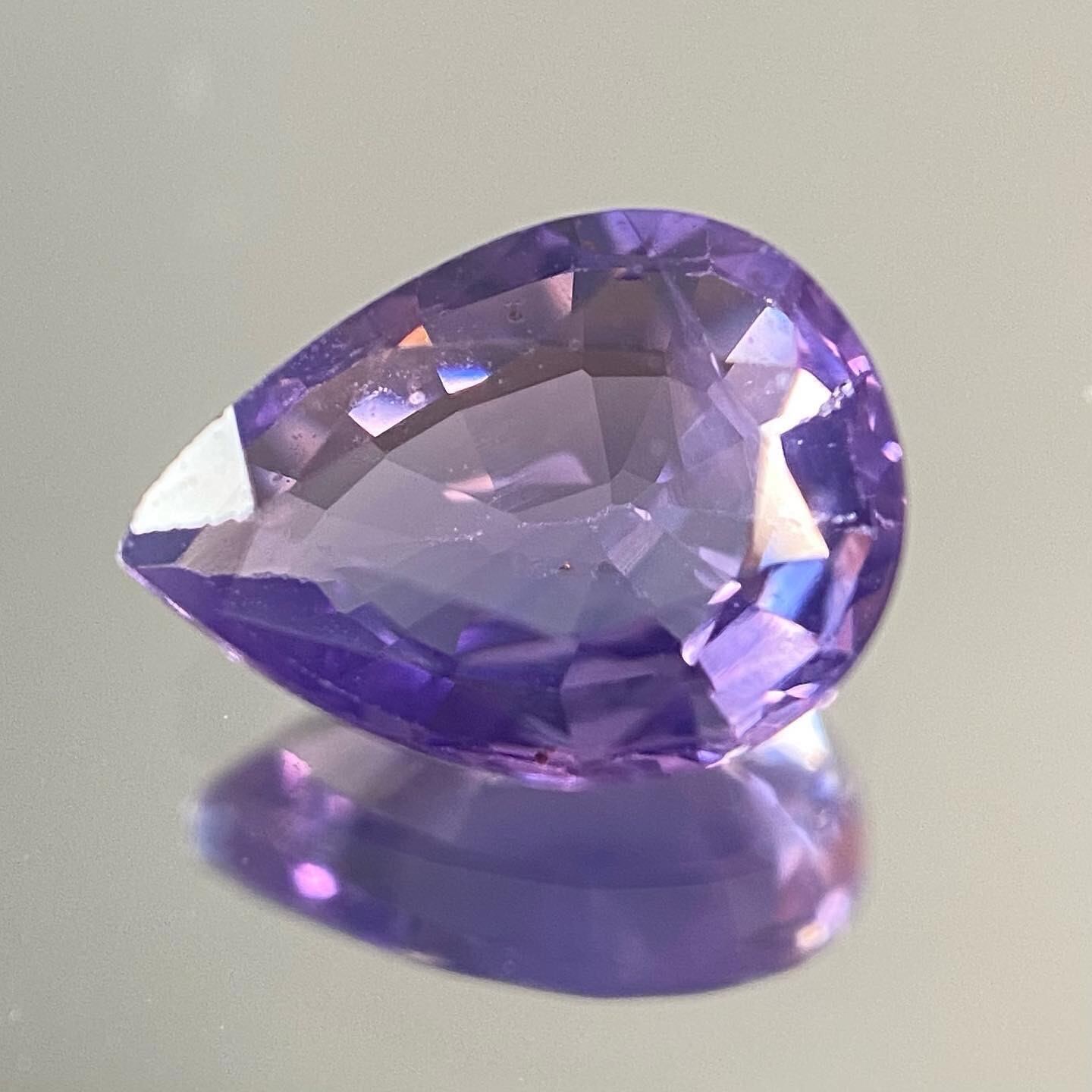 儚くも鮮やかなバイオレットサファイア