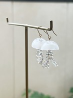 レジンで作ったクラゲのピアス イヤリング　ミズクラゲ　くらげ　ミニチュア