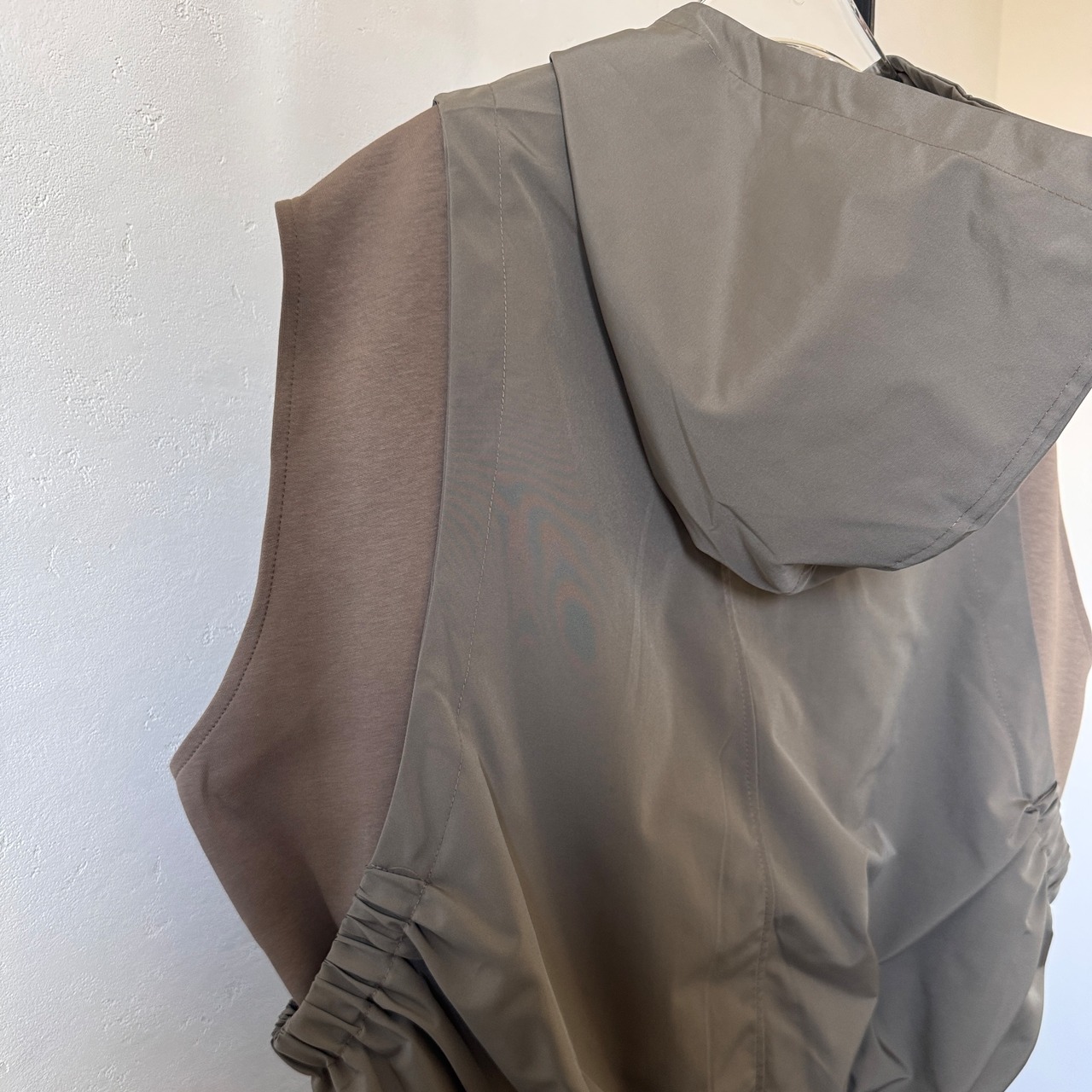 【受注予約:3月上旬入荷予定】異素材ドッキングフーディーvest/グレージュ